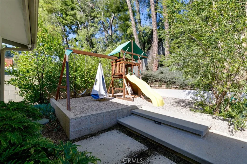 4676 Arriba Drive, Tarzana, California 91356 home-pic-26